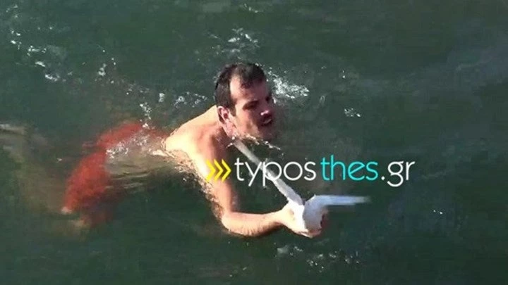 Το απόλυτο απρόοπτο στη Θεσσαλονίκη: Μπέρδεψαν το περιστέρι με τον Τίμιο Σταυρό και βούτηξαν για να το πιάσουν – ΒΙΝΤΕΟ